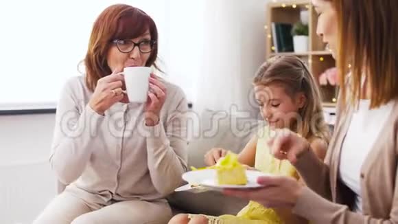 妈妈女儿和奶奶吃蛋糕视频的预览图