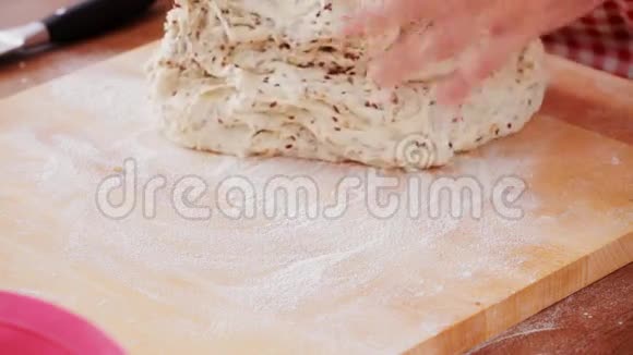 面包制作揉面团视频的预览图