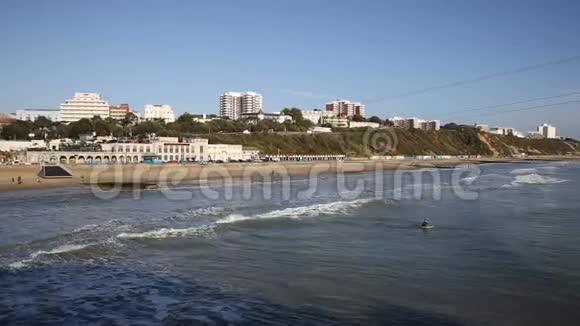波和冲浪在伯恩茅斯海滩多塞特英国附近普尔视频的预览图