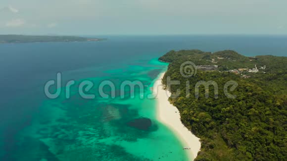 热带海滩和绿松石泻湖水视频的预览图