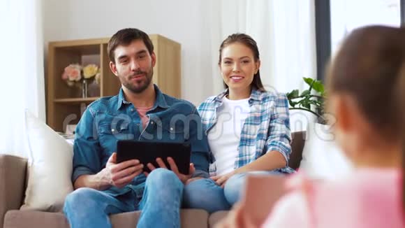 快乐的家庭在家里度过空闲时间视频的预览图