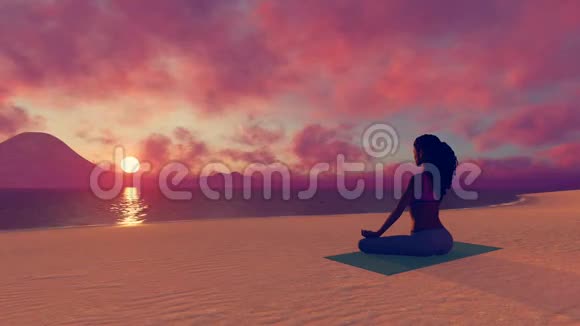 日落时分在海滩上冥想的非洲女人视频的预览图