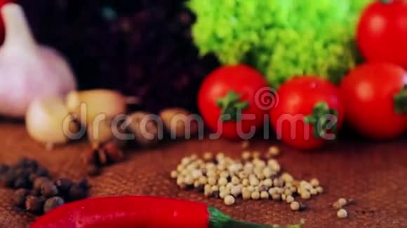 新鲜蔬菜和香料的组成视频的预览图