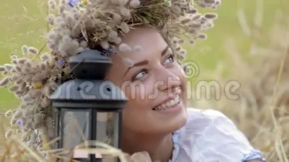 一个戴着皇冠的小女孩拿着灯笼在稻草堆旁视频的预览图