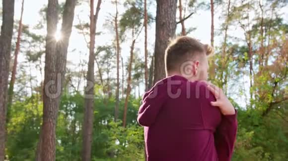 年轻人在森林里伸展视频的预览图
