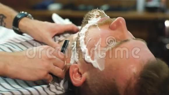 理发店刮胡子的客户视频的预览图