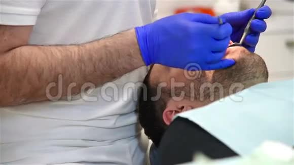 牙科治疗男性病人视频的预览图