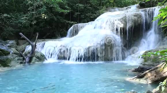 泰国西部的瀑布视频的预览图