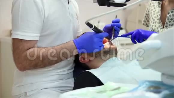 牙科治疗男性病人视频的预览图