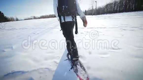 孤独的女人在大自然中飘雪视频的预览图