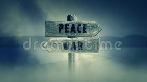 十字路中间的老式木制标牌上面写着和平与战争视频的预览图