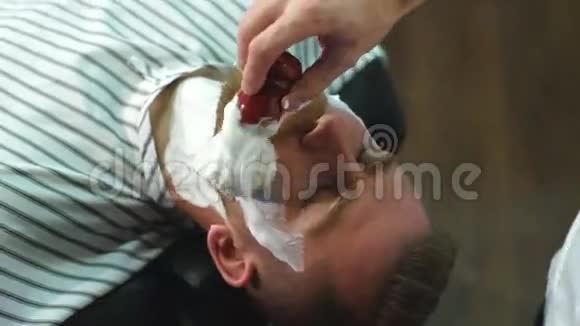 理发店刮胡子的客户视频的预览图