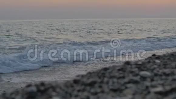美丽的卵石海滩有大浪和泡沫视频的预览图