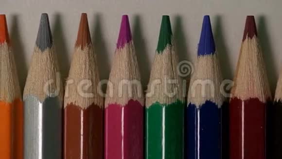 彩色铅笔在宏观镜头上拍摄视频的预览图