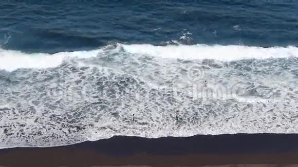 海滩全景海洋沙滩蓝天空中视频的预览图