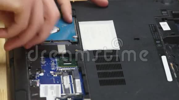 人用螺丝刀修理笔记本电脑主板视频的预览图