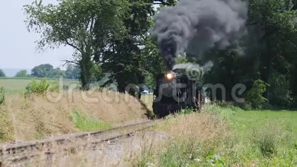 沿着阿米什乡村的蒸汽火车视频的预览图
