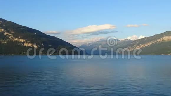 在瑞士斯皮兹市观看图恩湖和瑞士阿尔卑斯山脉视频的预览图