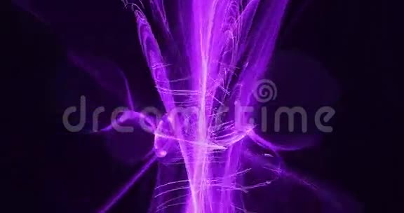 紫色和粉色抽象图案在黑暗背景中移动视频的预览图