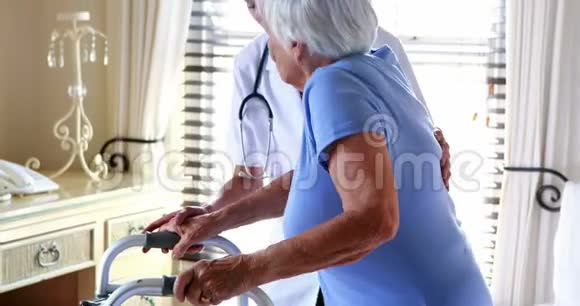 帮助老年妇女走路的女医生视频的预览图
