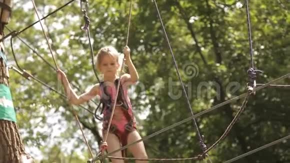 公园里爬绳子的小女孩视频的预览图