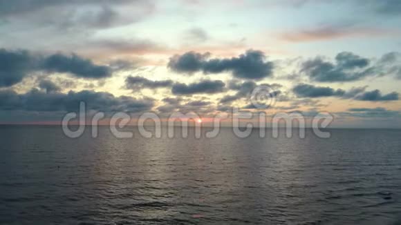 日落后飞越海面空中无人机射击视频的预览图