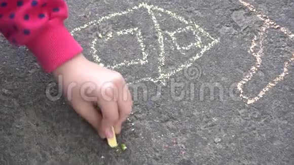 在人行道上用彩色粉笔画儿童手绘视频的预览图