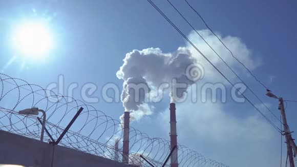 工厂管道中的烟雾视频的预览图