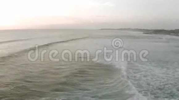 巴厘岛巴图巴隆海滩日落冲浪视频的预览图