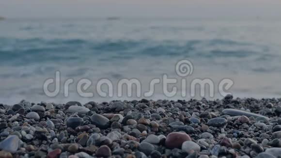 美丽的卵石海滩有大浪和泡沫视频的预览图