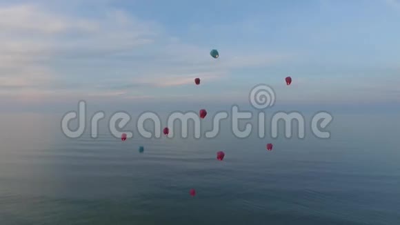 中国的灯笼在空中飞过海洋和山脉视频的预览图