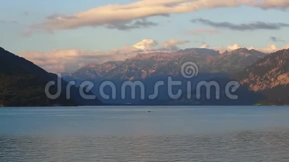 在瑞士斯皮兹市时间流逝可以看到图恩湖和瑞士阿尔卑斯山视频的预览图