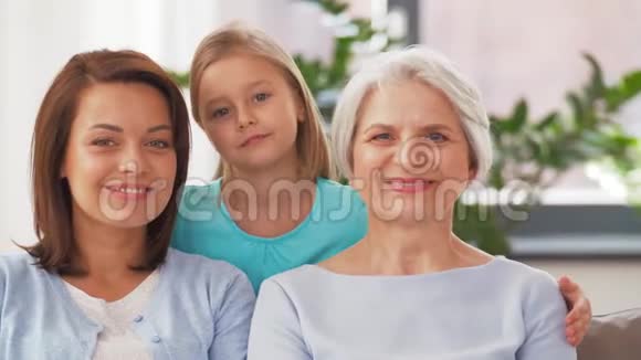 母亲女儿和祖母的肖像视频的预览图