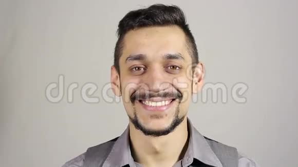 一位留着胡子的微笑青年的肖像视频的预览图