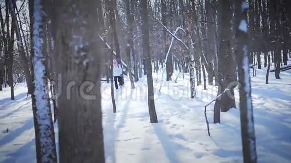 孤独的女人在大自然中飘雪视频的预览图