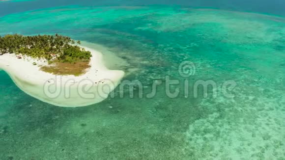 热带岛屿上美丽的海滩巴拉巴克巴拉望菲律宾视频的预览图