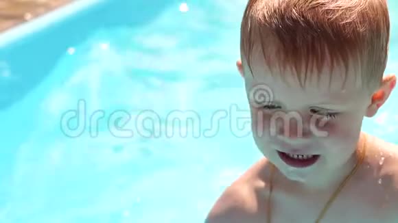 夏天小有趣的男孩在游泳池里游泳视频的预览图