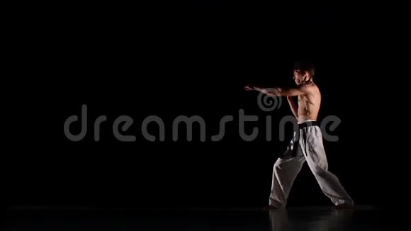 男子训练跆拳道或空手道男子跳跃视频的预览图