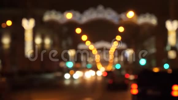 五颜六色的运行bokeh灯在新的一年夜晚照明视频的预览图
