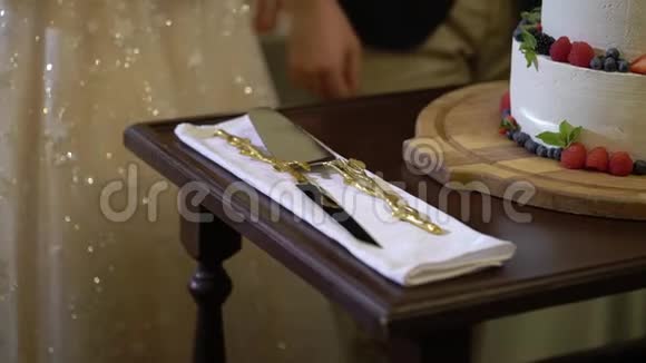结婚蛋糕派对上传统的庆祝甜点新郎新娘切块视频的预览图