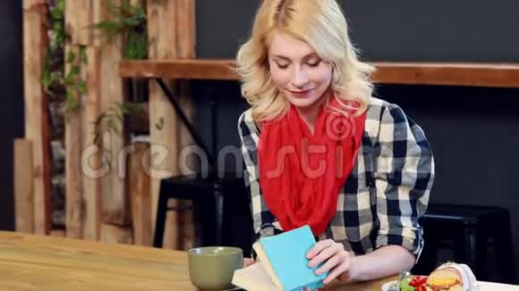 女人看书吃东西视频的预览图