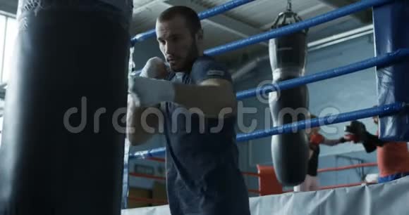 在健身房用袋子做拳击手训练视频的预览图