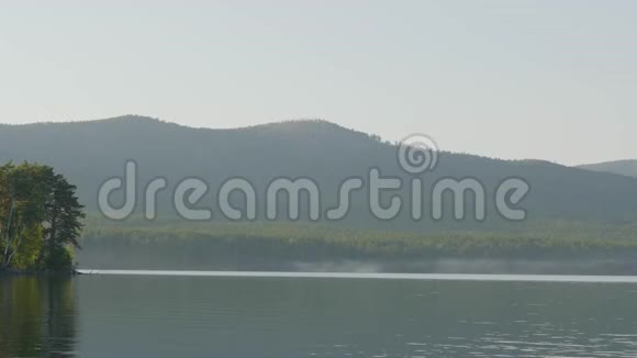 美丽的蓝色清澈的水在湖岸森林湖的景色视频的预览图