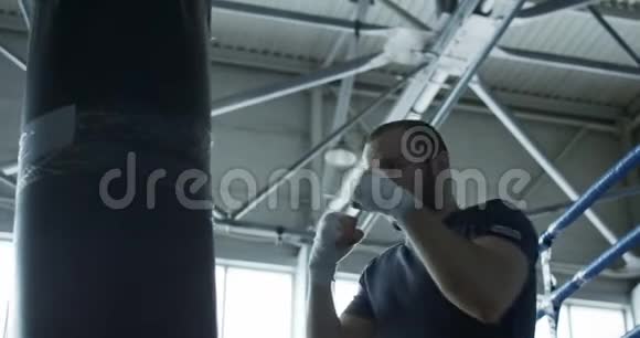 在健身房用袋子做拳击手训练视频的预览图