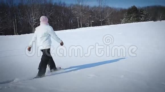 孤独的女人在大自然中飘雪视频的预览图