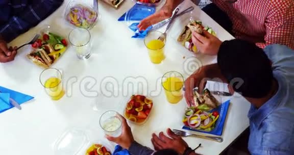 快乐的高管们在吃早餐时互动视频的预览图
