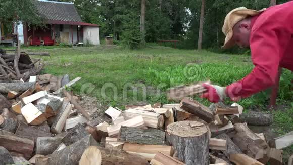 村工人用斧头砍木头4K视频的预览图