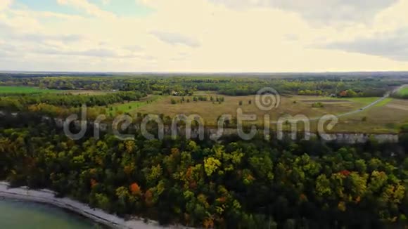 飞过悬崖和五颜六色的秋树空中镜头视频的预览图