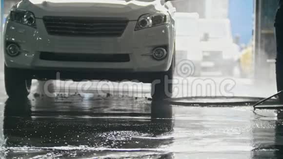 洗一辆SUV车在肥皂车服务视频的预览图