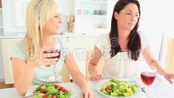 快乐的女人一起吃晚饭视频的预览图